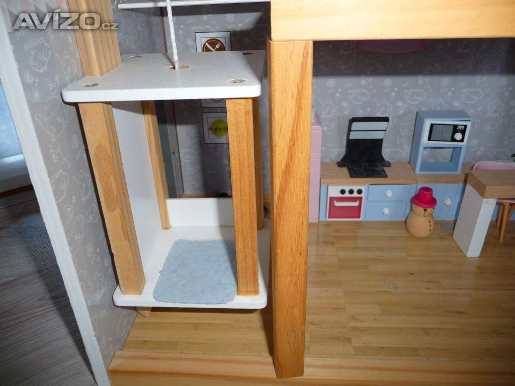 Foto inzerátu Dřevěný domeček pro panenky s vybavením 