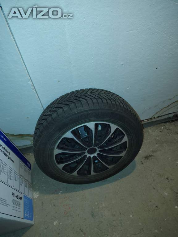Foto inzerátu Kompletní zimní sada Suzuki S-Cross / Vitara 215/60 R16 – originál TPMS + poklice