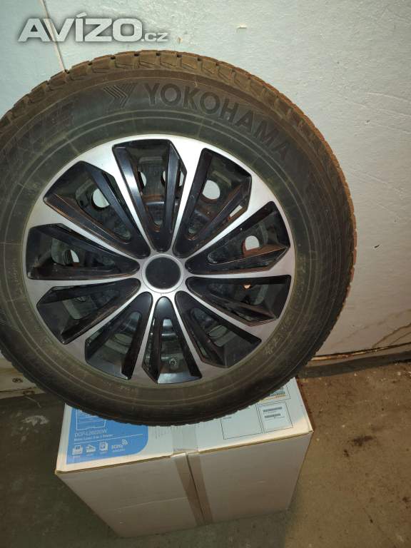 Foto inzerátu Kompletní zimní sada Suzuki S-Cross / Vitara 215/60 R16 – originál TPMS + poklice