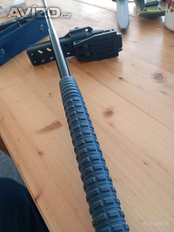 Foto inzerátu Teleskopický obušek originál policie - kalený . 23