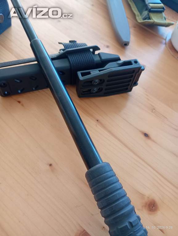 Foto inzerátu Teleskopický obušek originál policie - kalený . 23