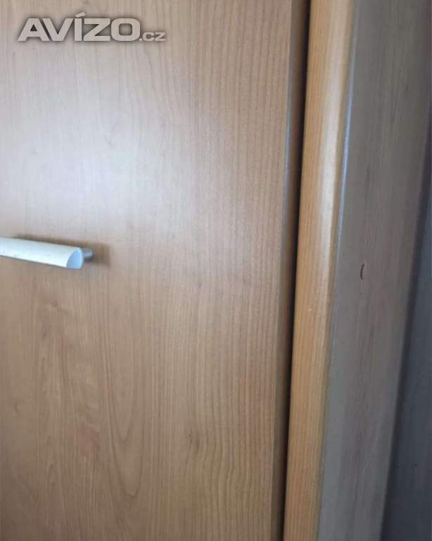 Foto inzerátu Vysoká mohutná šatní skříň 