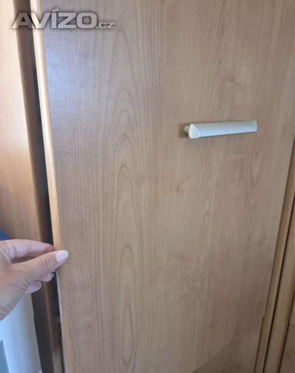 Foto inzerátu Vysoká mohutná šatní skříň 