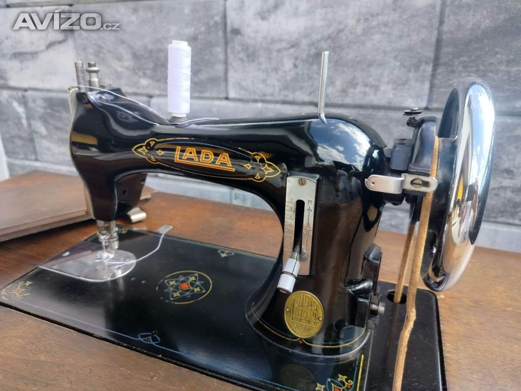 Foto inzerátu STARÝ ŠICÍ STROJ - LADA 