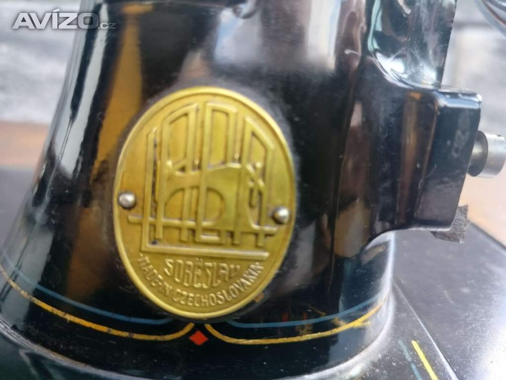 Foto inzerátu STARÝ ŠICÍ STROJ - LADA 
