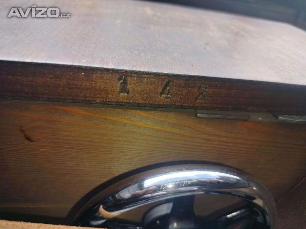 Foto inzerátu STARÝ ŠICÍ STROJ - LADA 