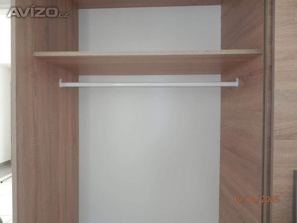 Foto inzerátu Skříň s posuvnými dveřmi a úložným prostorem Nová 2Roky stará. 195x181x60,5cm.