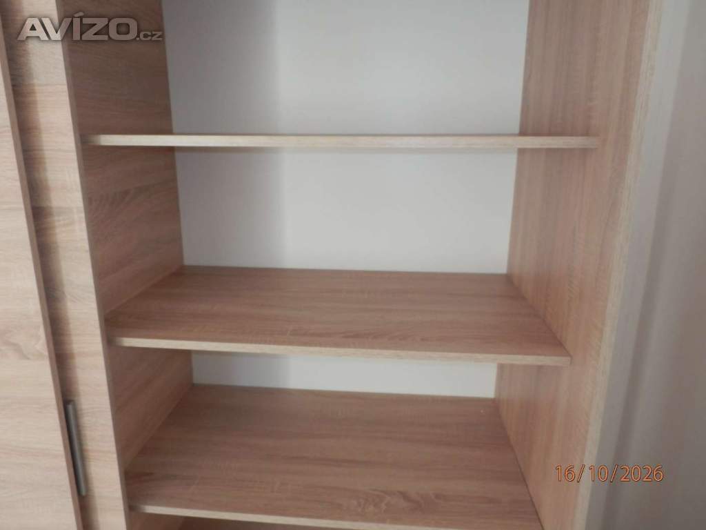 Foto inzerátu Skříň s posuvnými dveřmi a úložným prostorem Nová 2Roky stará. 195x181x60,5cm.