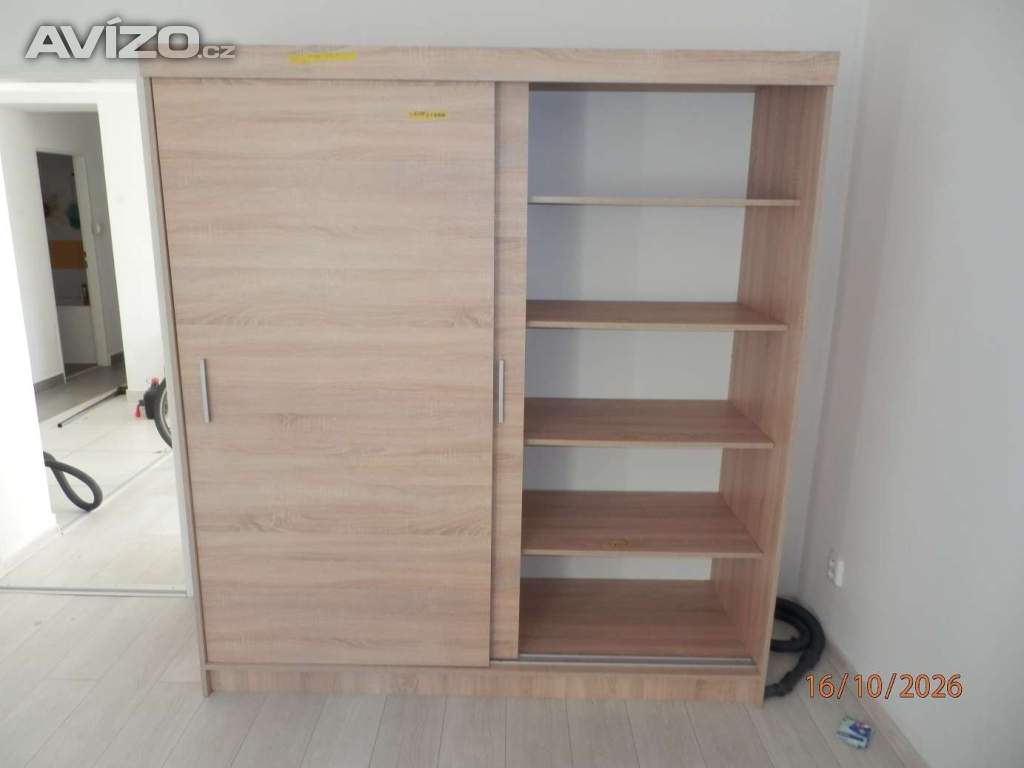 Foto inzerátu Skříň s posuvnými dveřmi a úložným prostorem Nová 2Roky stará. 195x181x60,5cm.