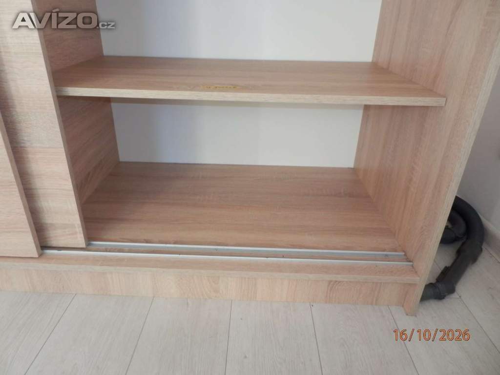 Foto inzerátu Skříň s posuvnými dveřmi a úložným prostorem Nová 2Roky stará. 195x181x60,5cm.
