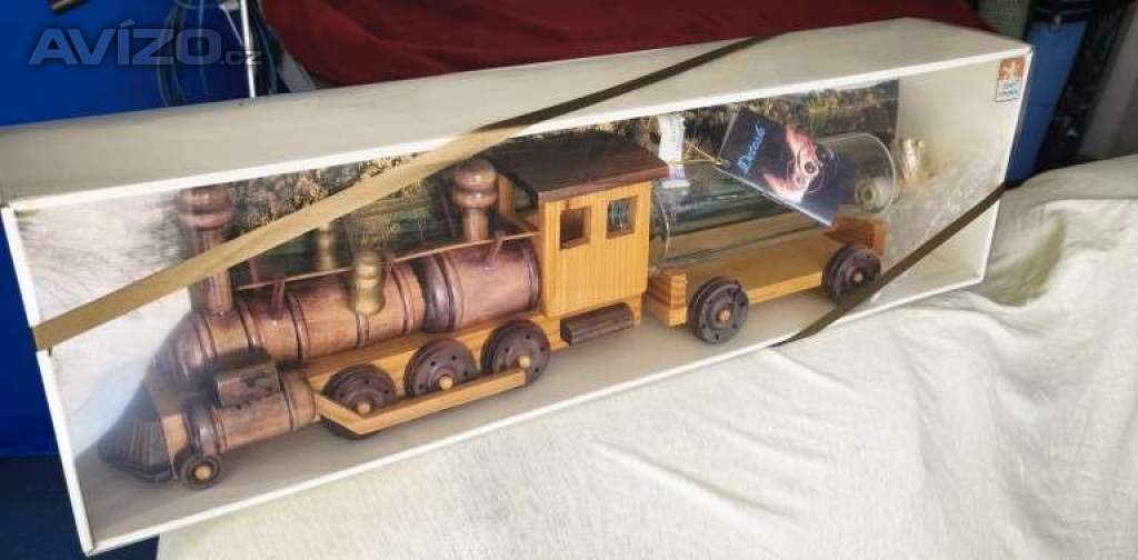 dřevěná lokomotiva s vagonem