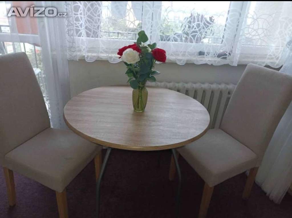 Kulatý velmi kvalitní stůl