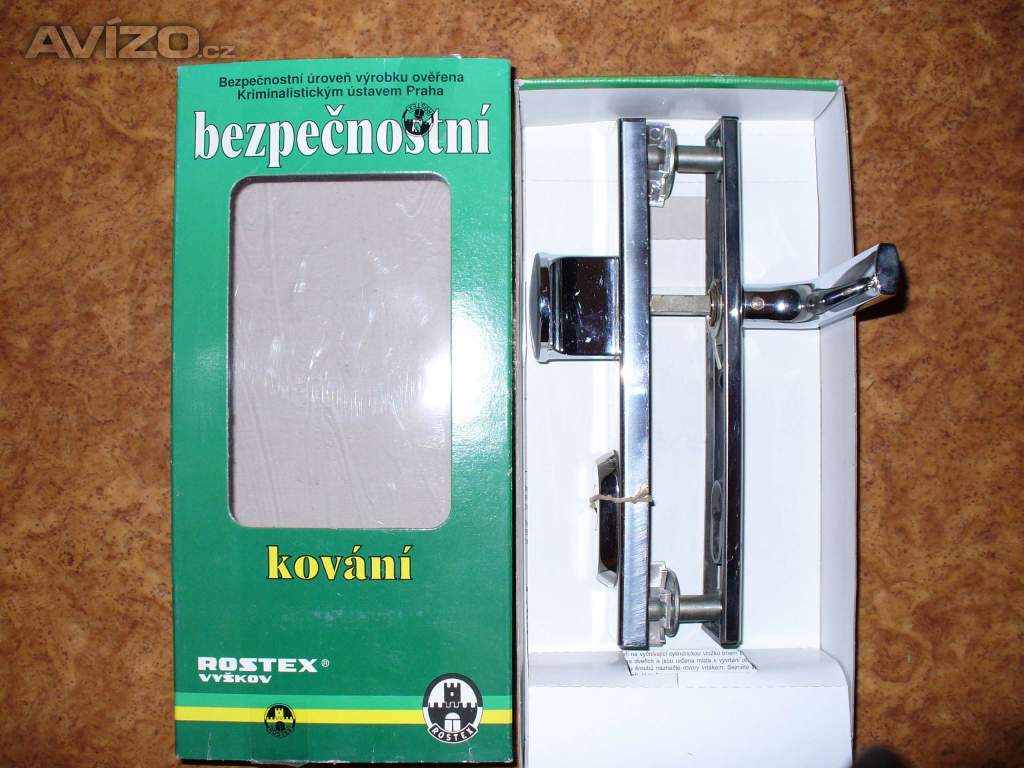 Bezpečnostní kování na dveře