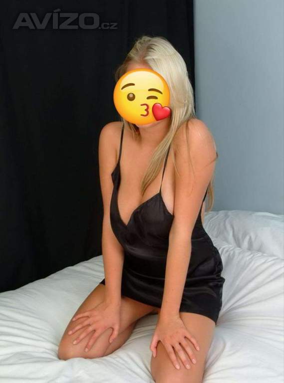 Štíhlá blondýnka s dlouhýma nohama a perfektním tělem 