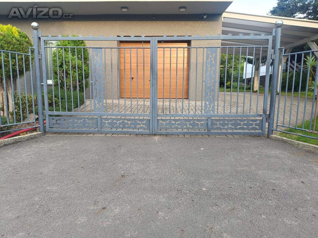Dvoukřídlá brána