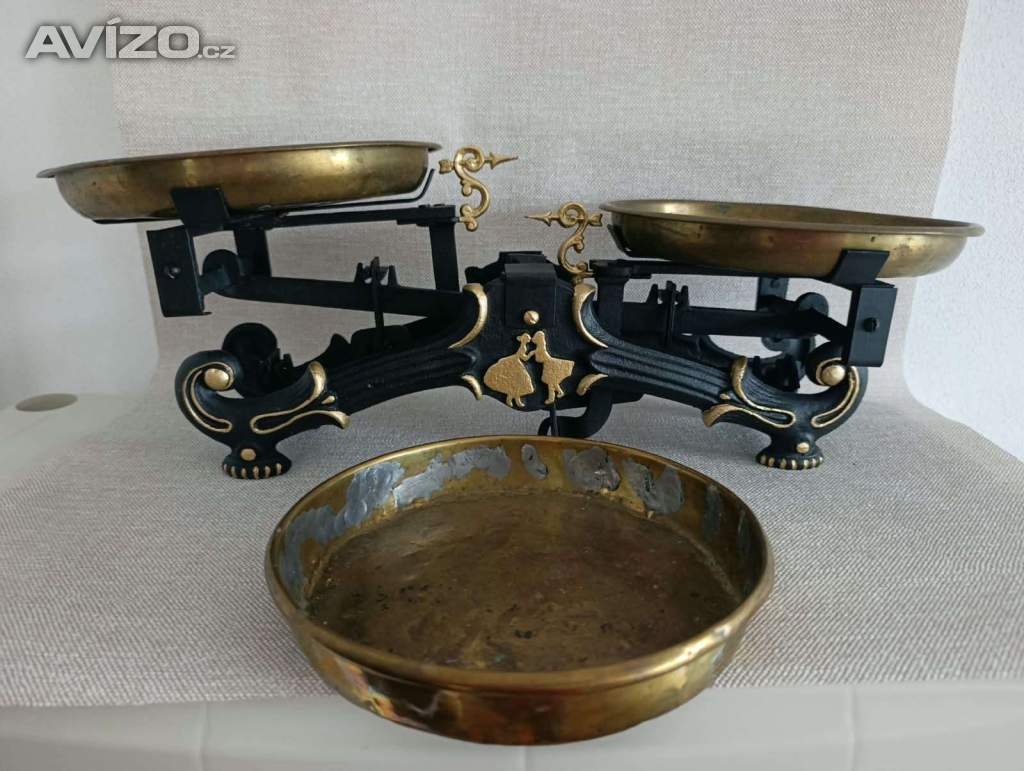 Foto inzerátu Starožitné litinové váhy 5 kg + 3 misky