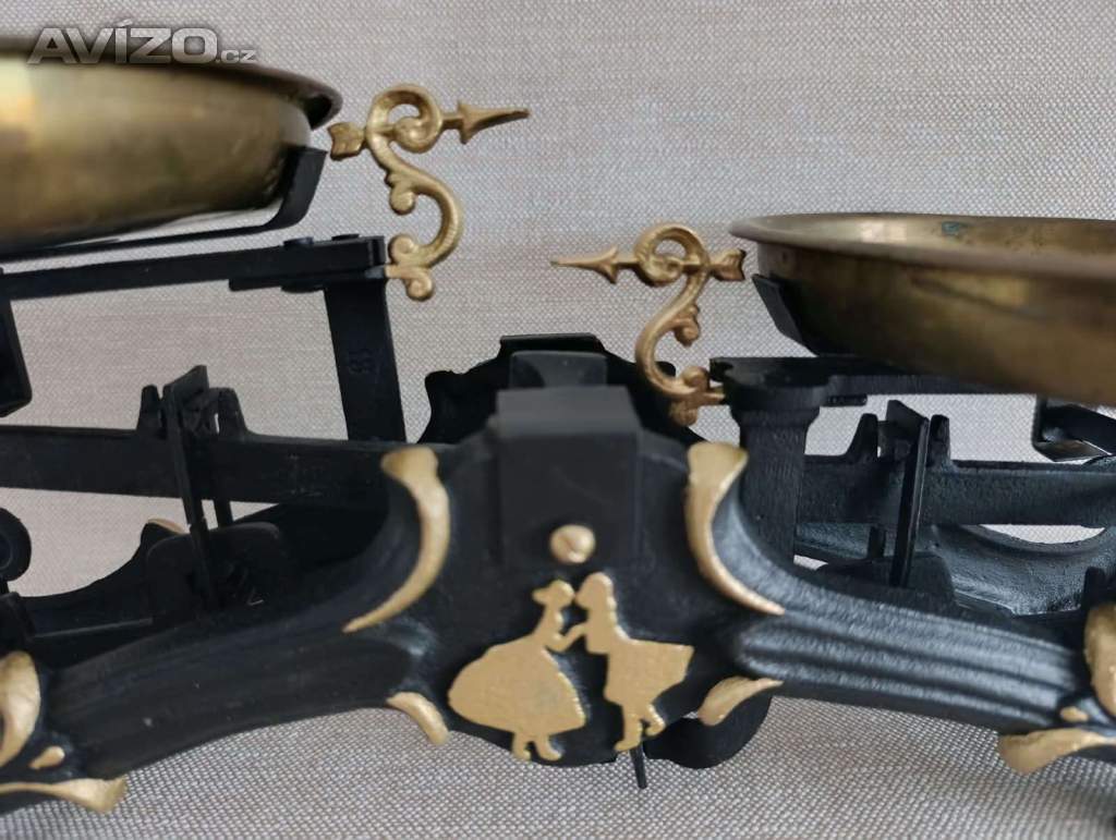 Foto inzerátu Starožitné litinové váhy 5 kg + 3 misky