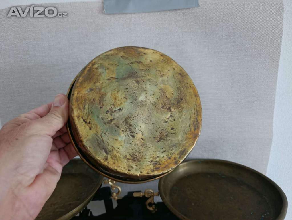 Foto inzerátu Starožitné litinové váhy 5 kg + 3 misky