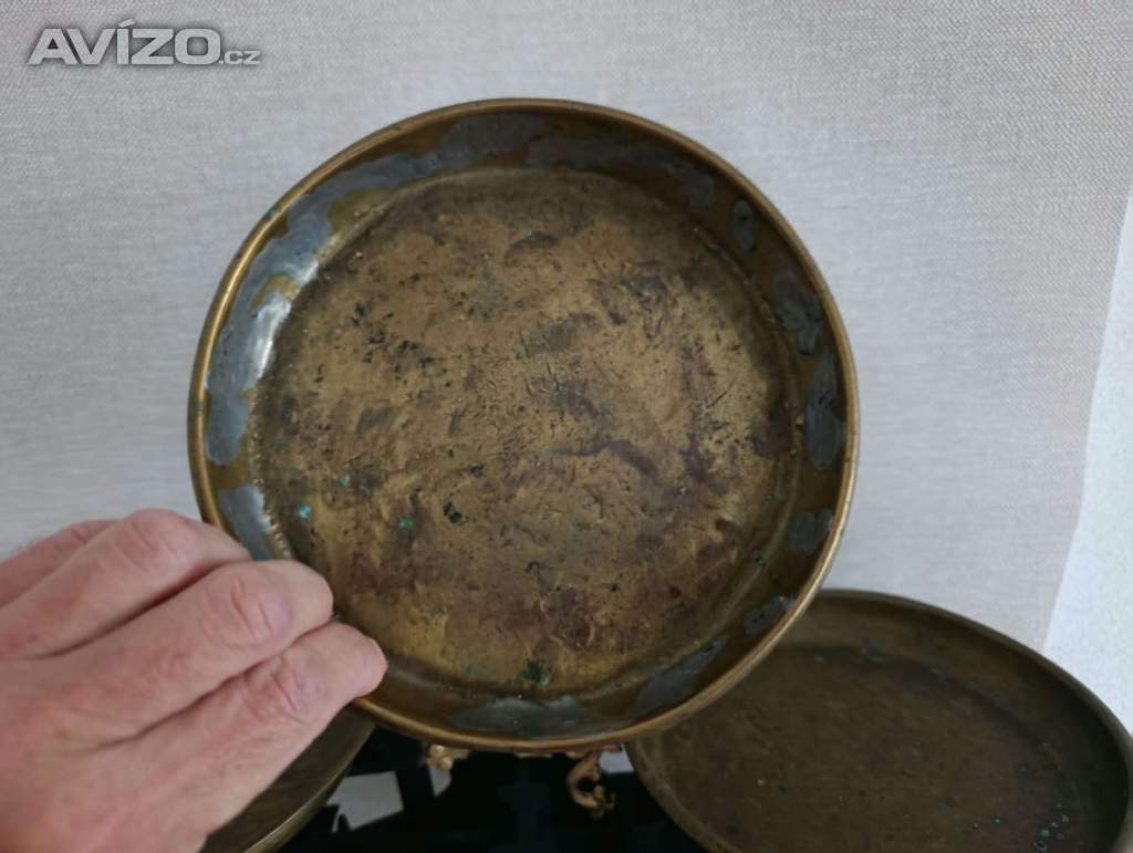 Foto inzerátu Starožitné litinové váhy 5 kg + 3 misky