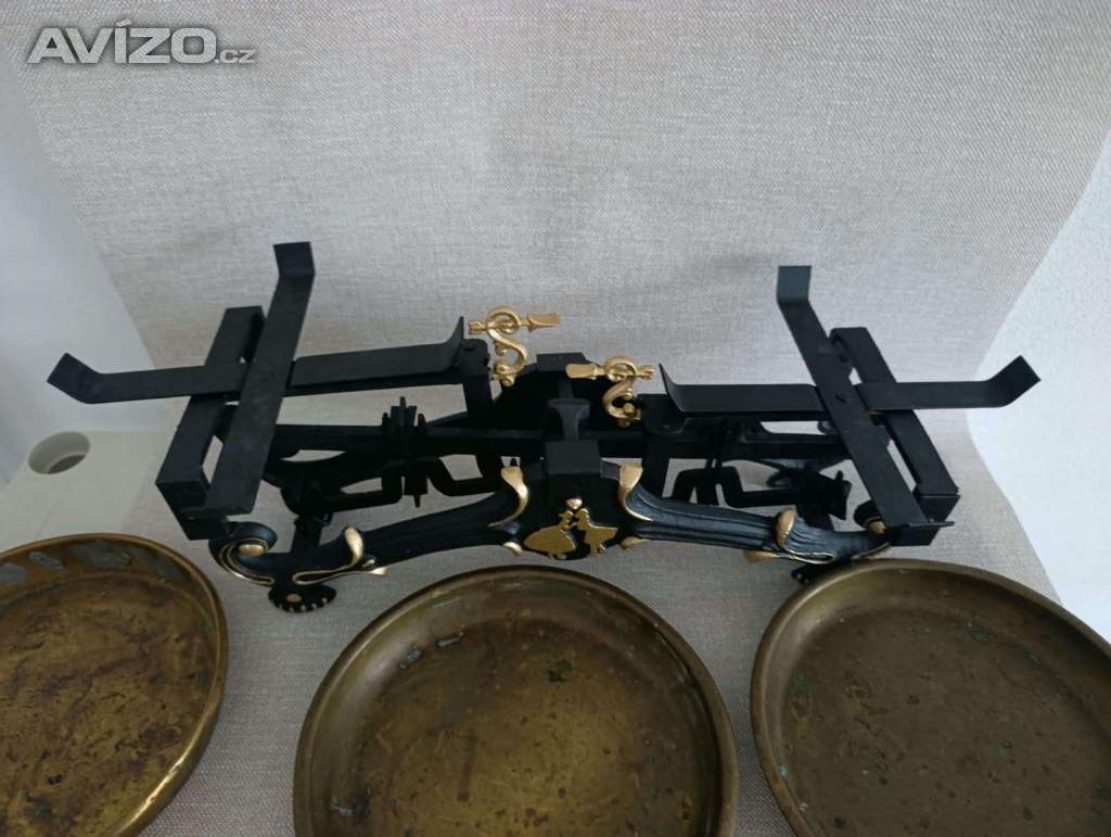 Foto inzerátu Starožitné litinové váhy 5 kg + 3 misky