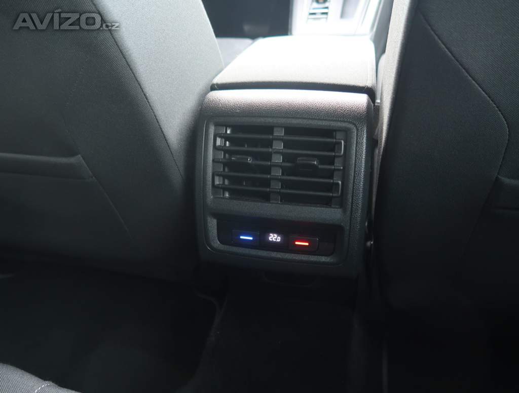 Foto inzerátu Volkswagen Golf 1.0 eTSI