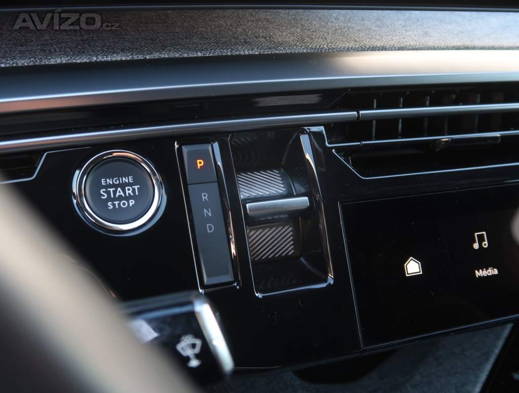 Foto inzerátu Peugeot e-3008 73 kWh