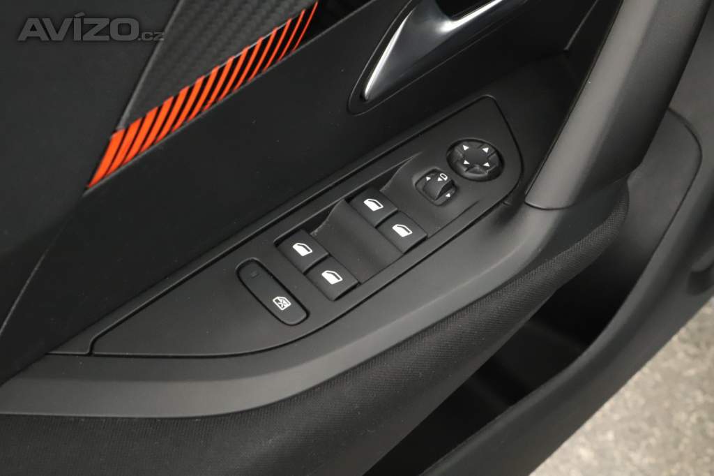 Foto inzerátu Peugeot e-2008 50 kWh