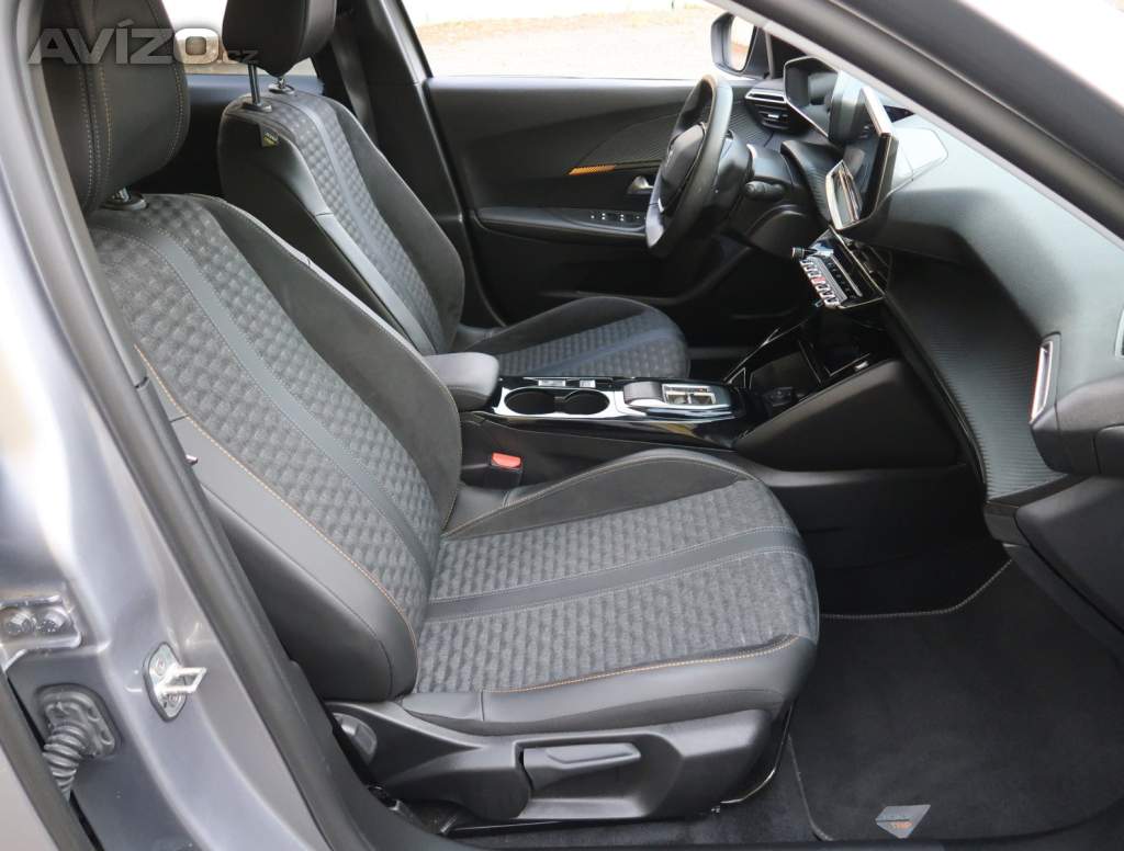 Foto inzerátu Peugeot e-2008 50 kWh
