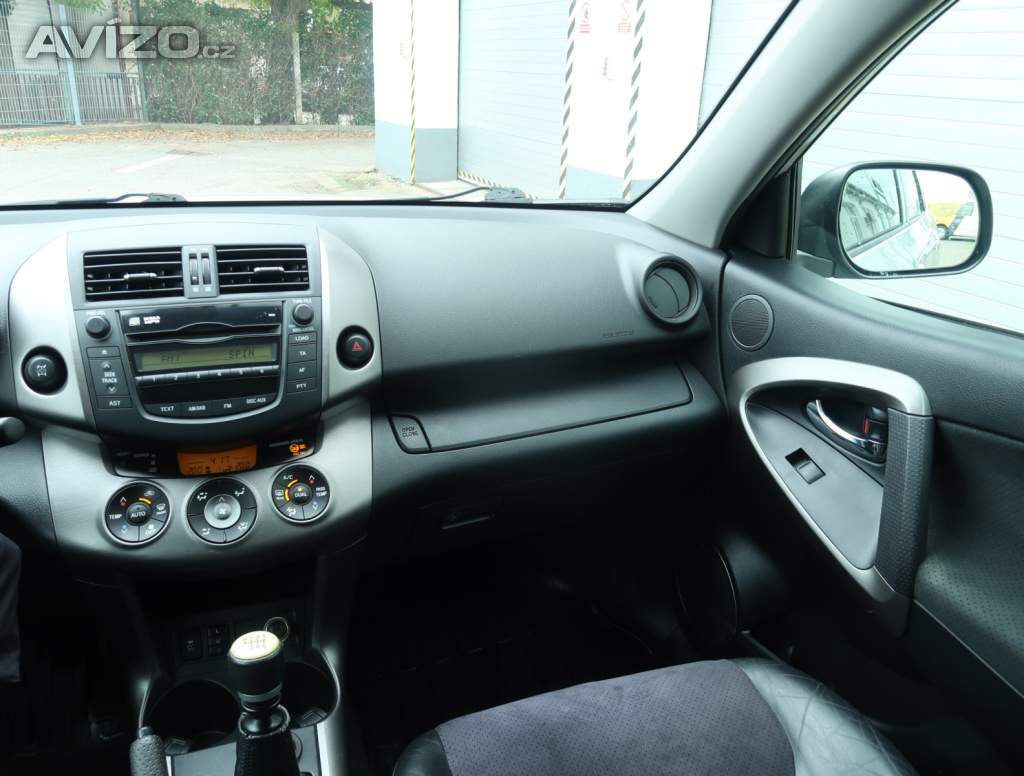 Foto inzerátu Toyota RAV 4 2.0 VVT-i