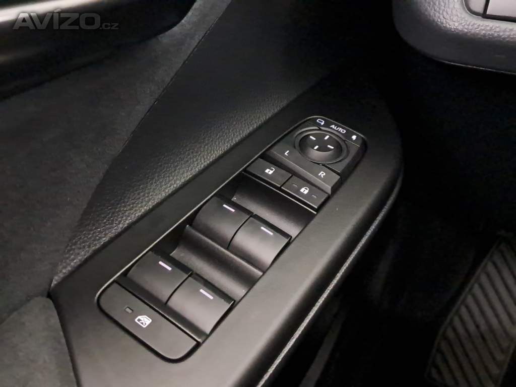 Foto inzerátu Toyota C-HR 2.0 Hybrid AWD