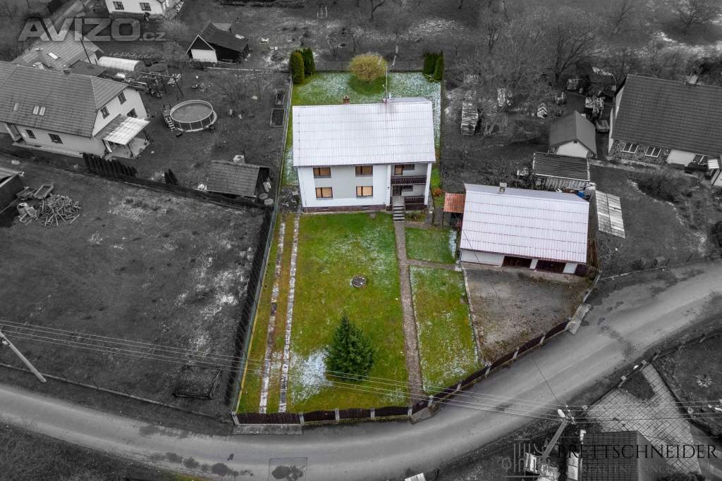 Prodej prostorného rodinného domu v Ženklavě – zahrada, garáž, bazén