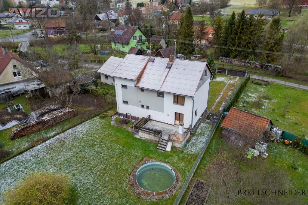 Foto inzerátu Prodej prostorného rodinného domu v Ženklavě – zahrada, garáž, bazén