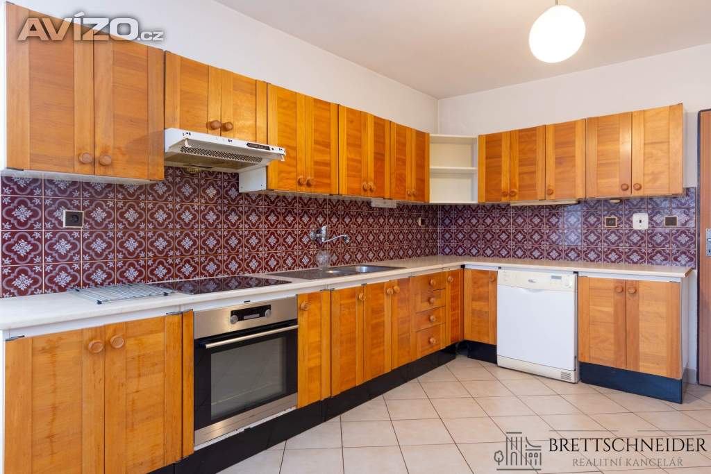 Foto inzerátu Prodej prostorného rodinného domu v Ženklavě se zahradou, garáží a bazénem