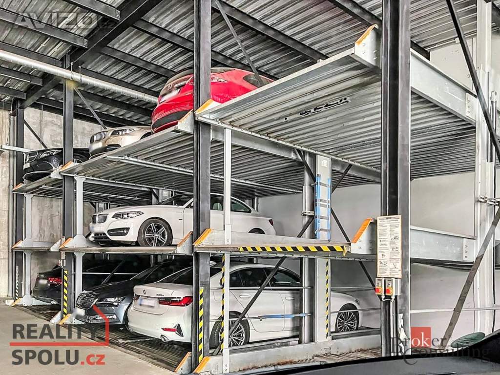 Pronájem garážového stání 12 m², Praha