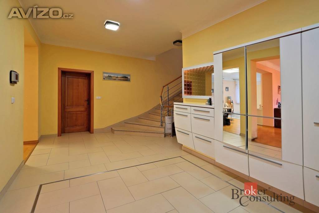 Foto inzerátu Prodej rodinné domy, 550 m² - Nová Role - Mezirolí