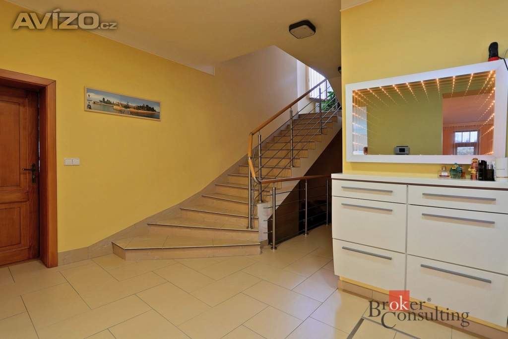 Foto inzerátu Prodej rodinné domy, 550 m² - Nová Role - Mezirolí