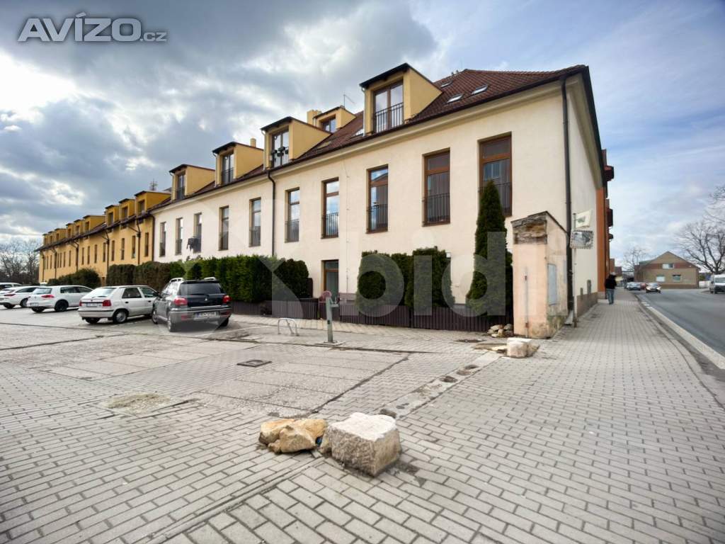 Prodej bytu 3+kk, 87 m2, mezonet, osobní vlastnictví, cihlový dům, Šestajovice - Komenského.