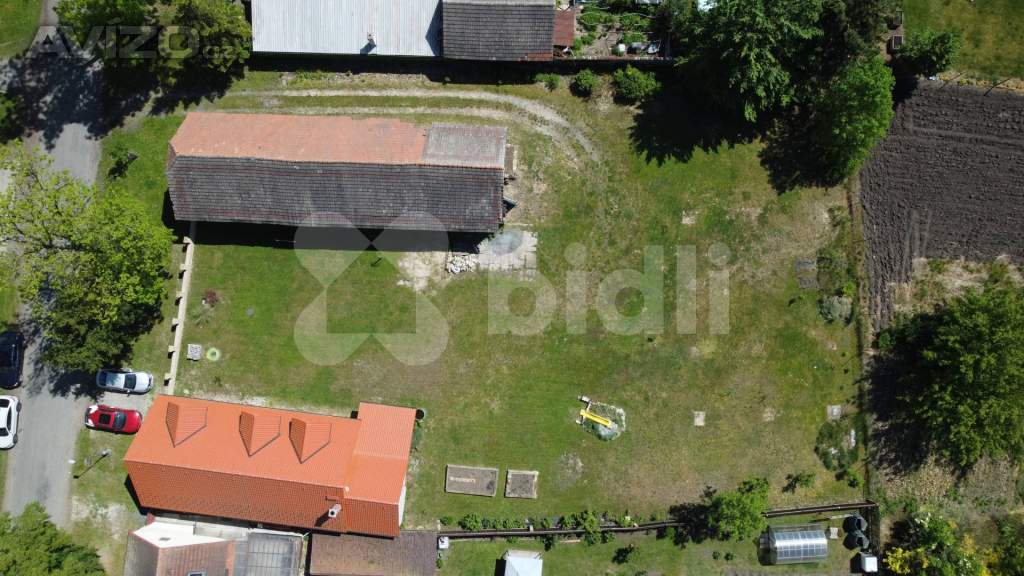 Prodej pozemku 1 023m² se stodolou v malebné obci u Nymburka