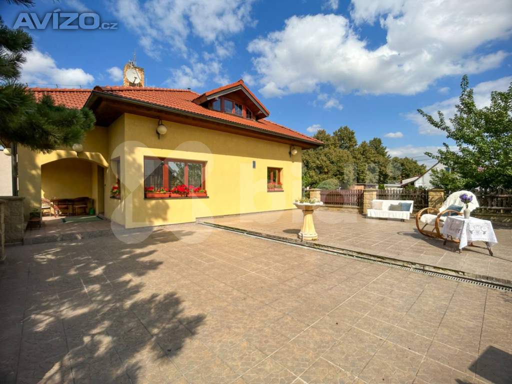 Prodej RD 377 m²  s terasou, zahradou, garáží, v obci Klíčany - Praha Východ