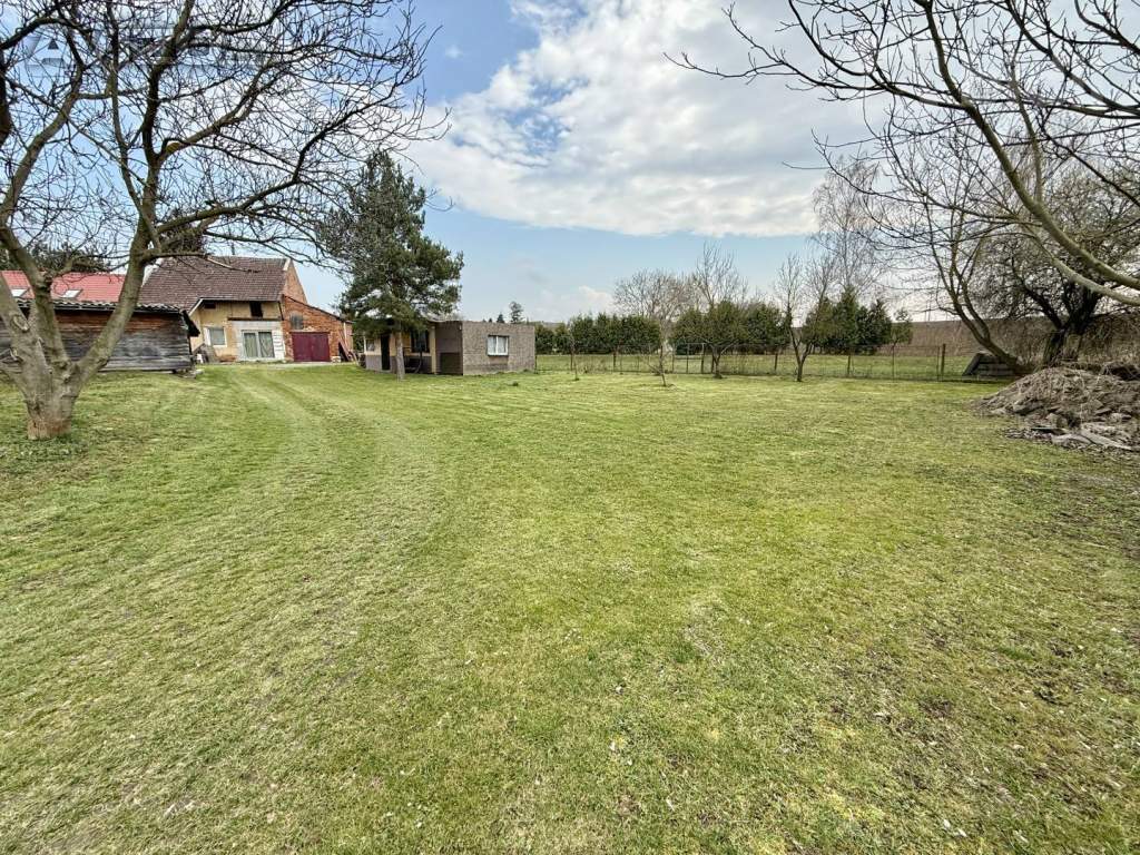 Nemovitost s velkým pozemkem 2696 m2, Chrášťany, Hulín