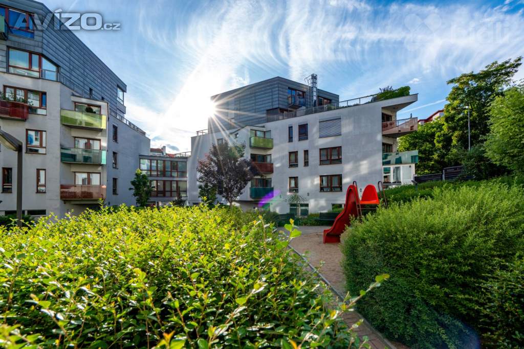 Krásný slunný byt 2+kk s balkonem,  garáží a sklepem, nedaleko Vyšehradu