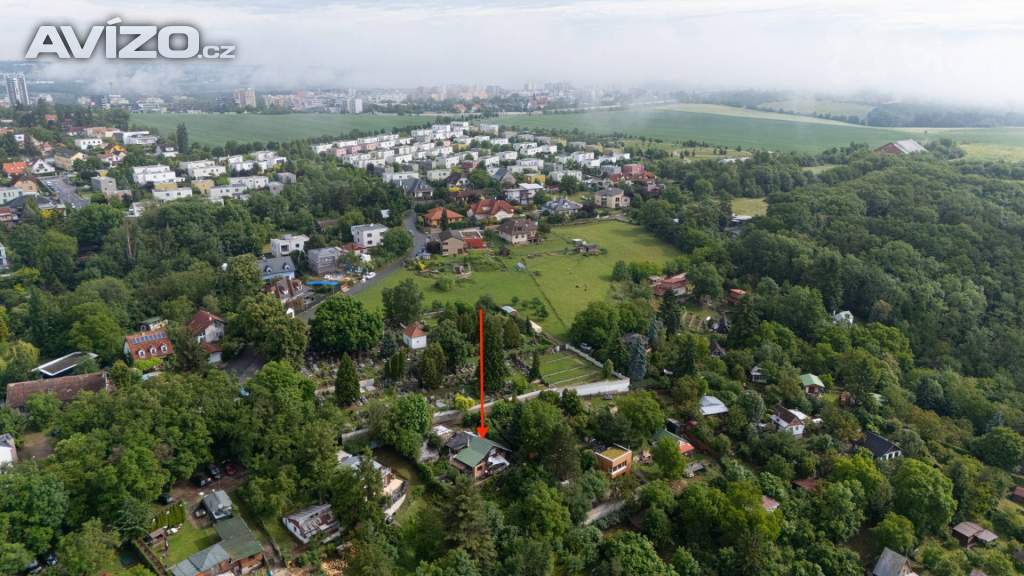 Prodej 2/3 chaty s krásným výhledem v Praze - Slivenci