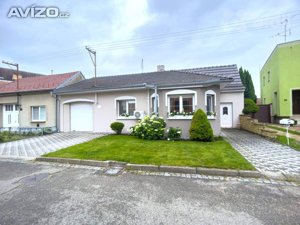 Prodej mimořádného RD 5+1 a dva samostatné apartmány i vinný sklep, pozemek 1 057 m2, Velké Bílovic