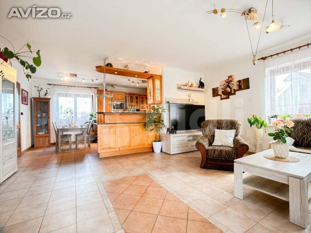 Foto inzerátu Prodej RD 377 m²  s terasou, zahradou, garáží, v obci Klíčany - Praha Východ