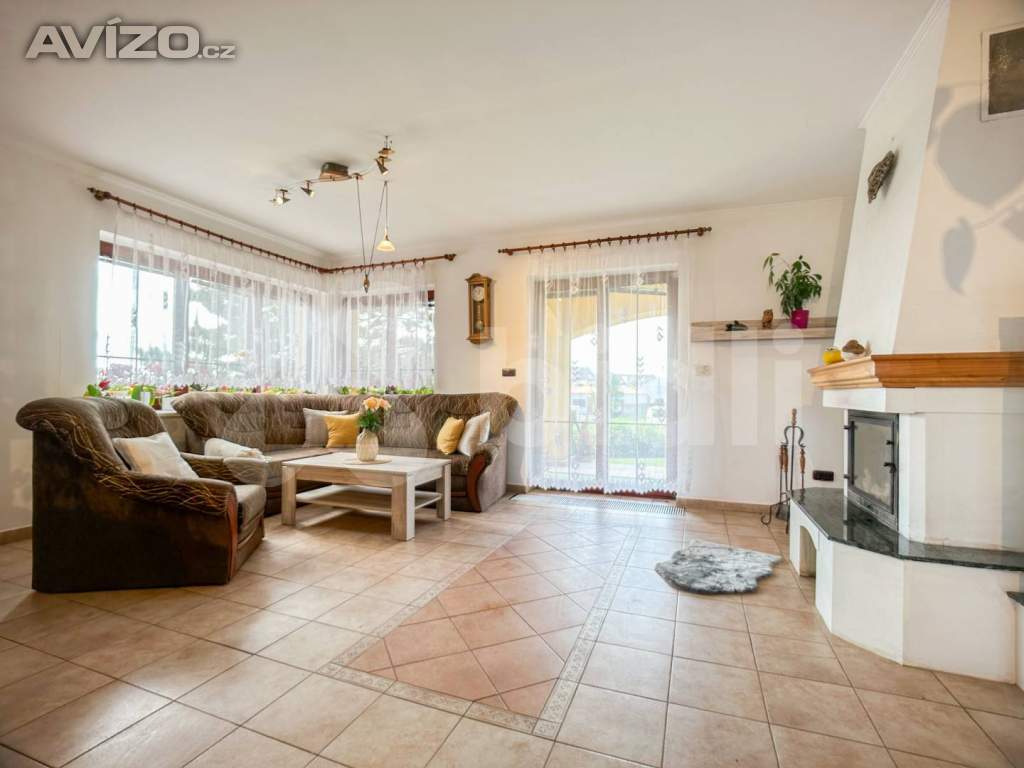 Foto inzerátu Prodej RD 377 m²  s terasou, zahradou, garáží, v obci Klíčany - Praha Východ