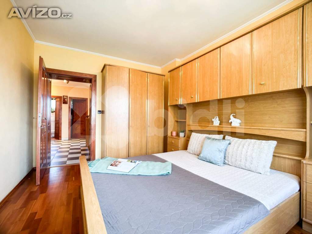 Foto inzerátu Prodej RD 377 m²  s terasou, zahradou, garáží, v obci Klíčany - Praha Východ