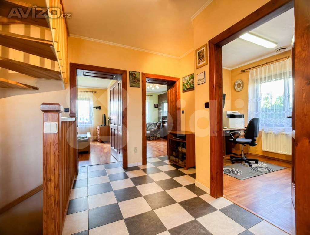 Foto inzerátu Prodej RD 377 m²  s terasou, zahradou, garáží, v obci Klíčany - Praha Východ