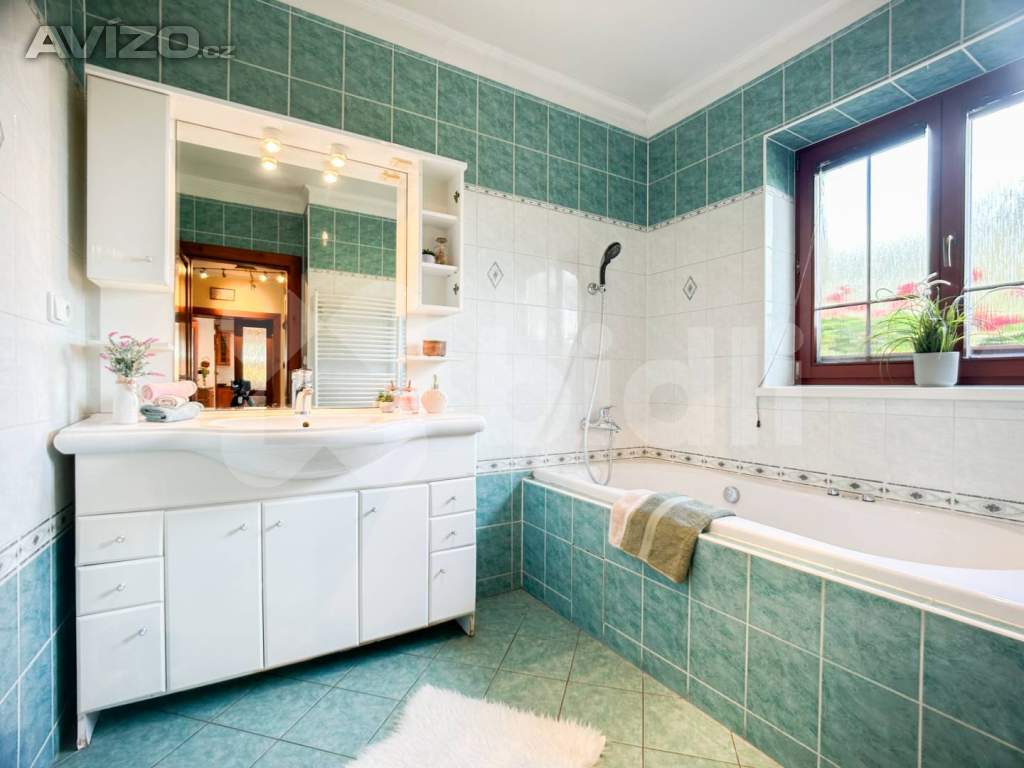 Foto inzerátu Prodej RD 377 m²  s terasou, zahradou, garáží, v obci Klíčany - Praha Východ