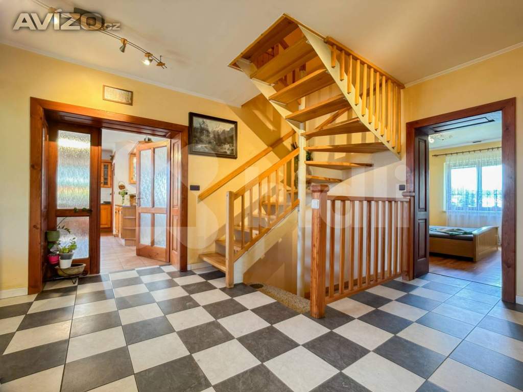 Foto inzerátu Prodej RD 377 m²  s terasou, zahradou, garáží, v obci Klíčany - Praha Východ