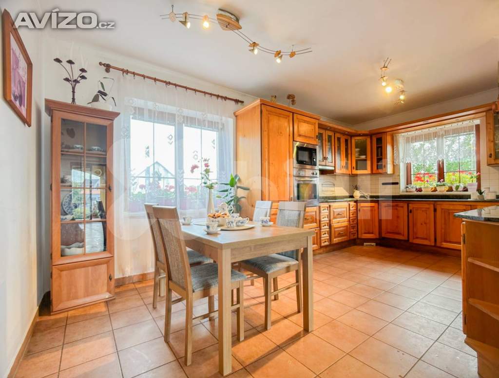 Foto inzerátu Prodej RD 377 m²  s terasou, zahradou, garáží, v obci Klíčany - Praha Východ